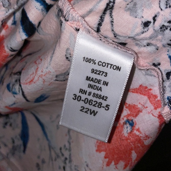 Woman’s Long-sleeved Floral Blouse Size: 1X/22 - Picture 6 of 6